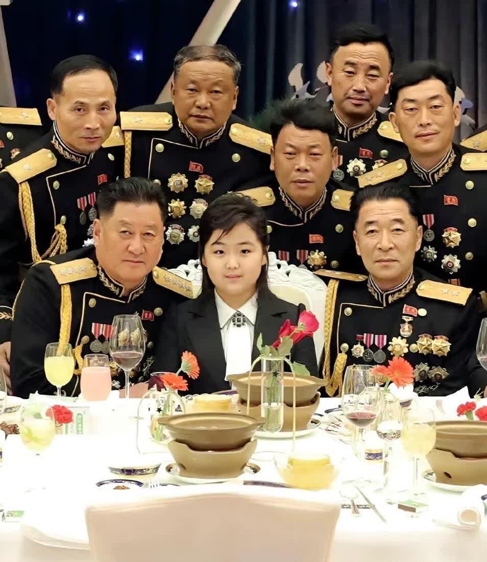 金正恩女儿金主爱与众将军的合影