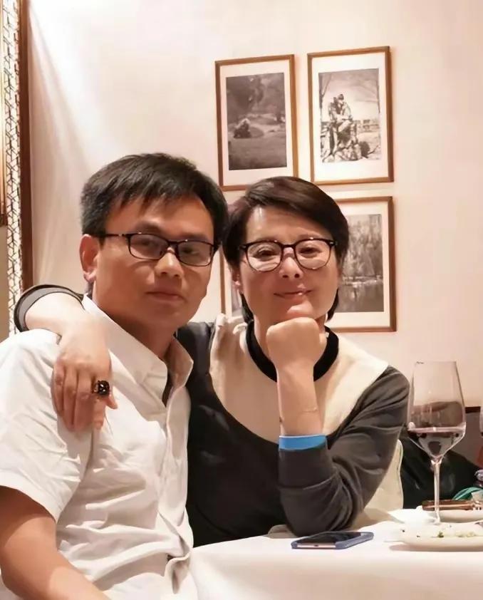 最近娱乐圈话题女王有三个。
1、大S，2、刘晓庆，3、袁立。当下大S活跃度超过了