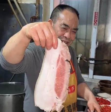 3片回锅肉卖105元，成都这家店上热搜了！
网友直呼吃不起，商家却喊冤：35元一