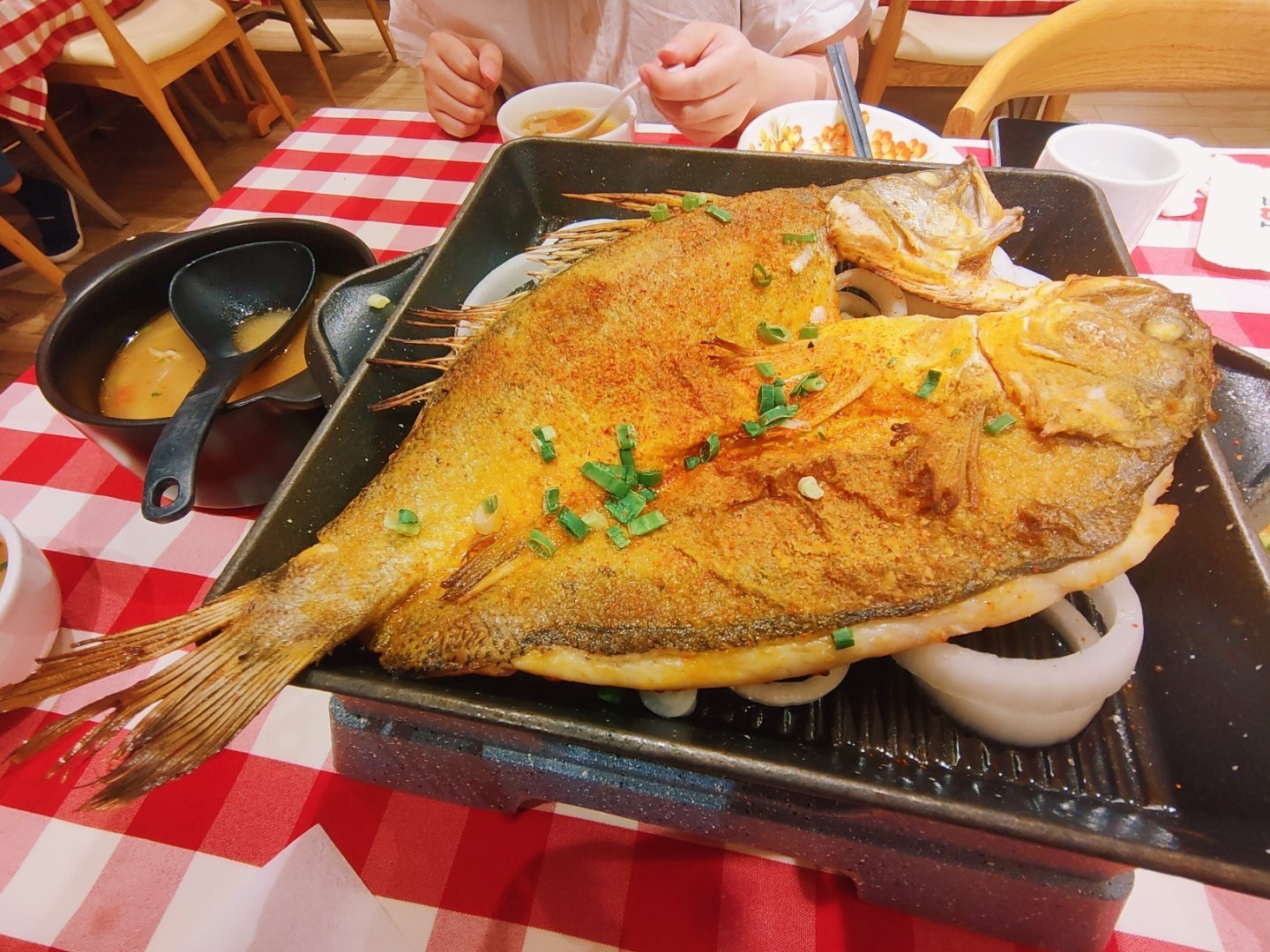 网友担心余杭周边加工厂食品安全昨晚在余杭打完球吃烤鱼也有这个担心[允悲] ​​​
