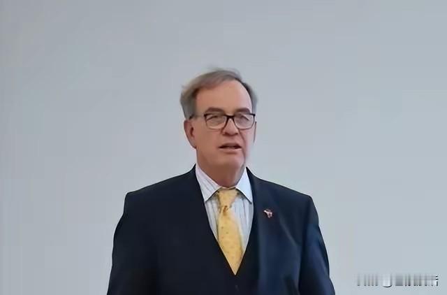 今天看了德国教授的分析我松了口气。
 
网传德国学者乌尔里希·布鲁姆分析美国直接