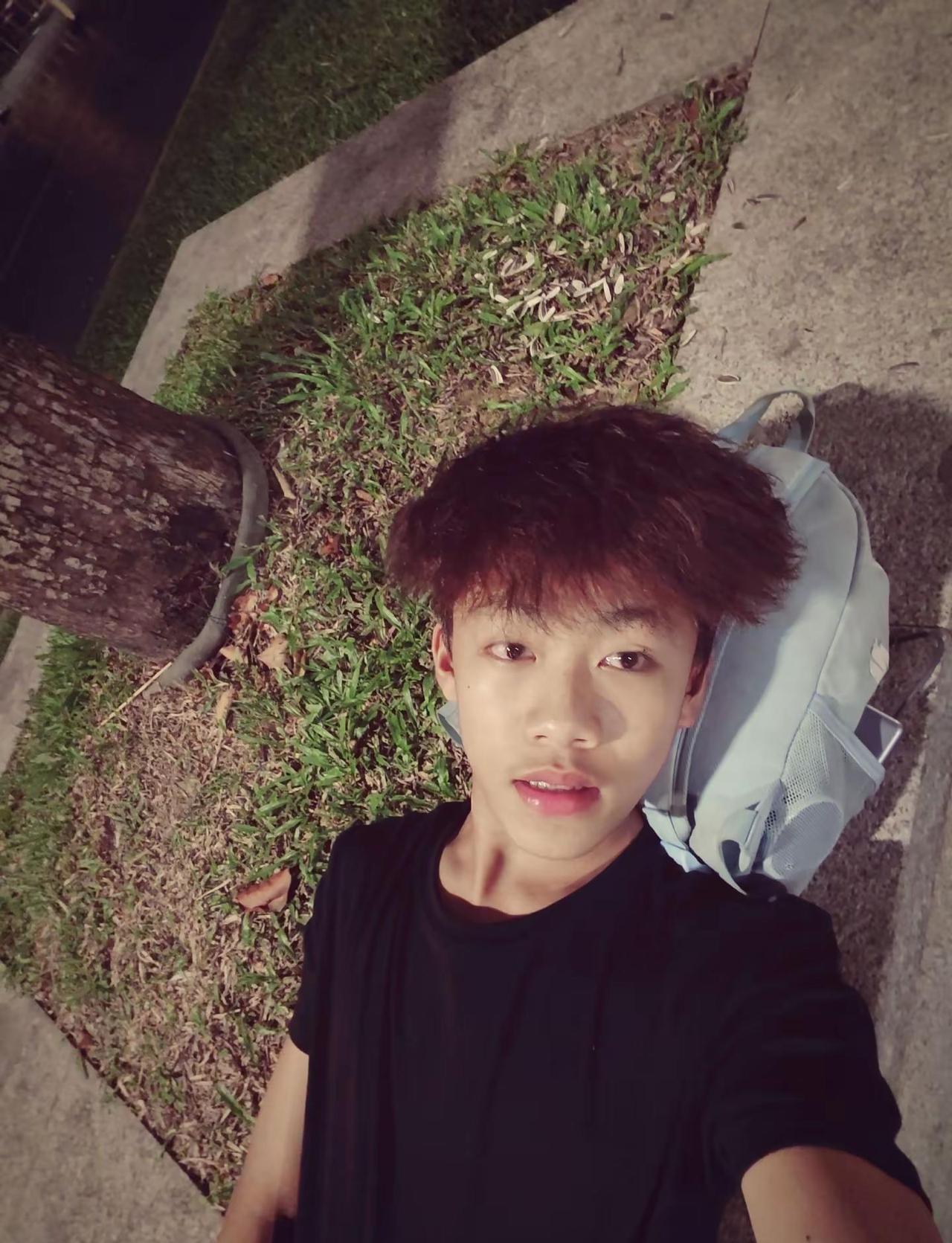 我总怪你不回消息非要争个输赢叫你去哪都跟我报备要求你和其他异性保持距离你可以恨我