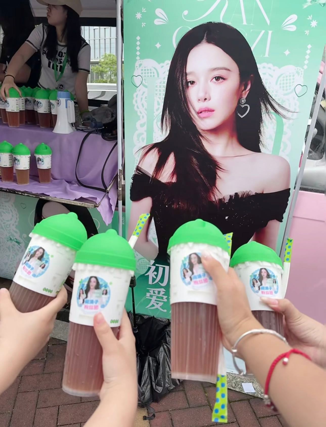 阚清子给粉丝买100杯柠檬茶阚清子满分女来着的 暖心准备百杯柠檬茶，用逆应援回馈