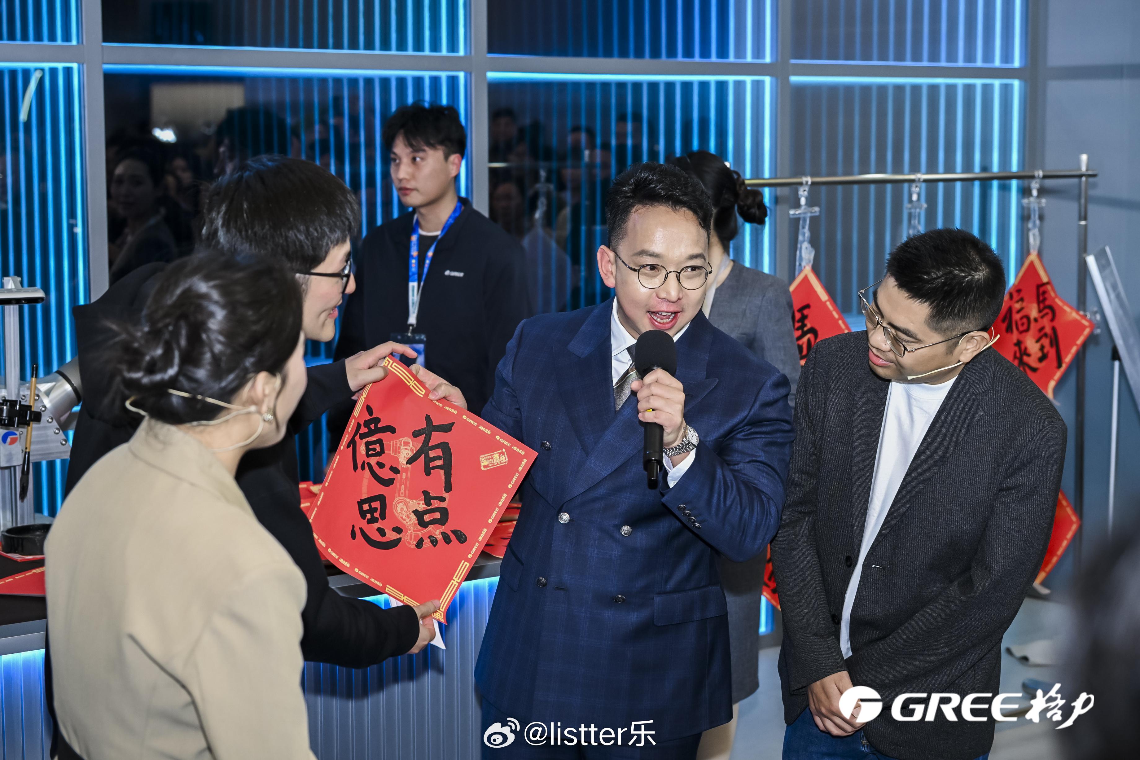 格力高管被Tim追着提问  AWE2026展会上，格力携全品类智能家电亮相，展区