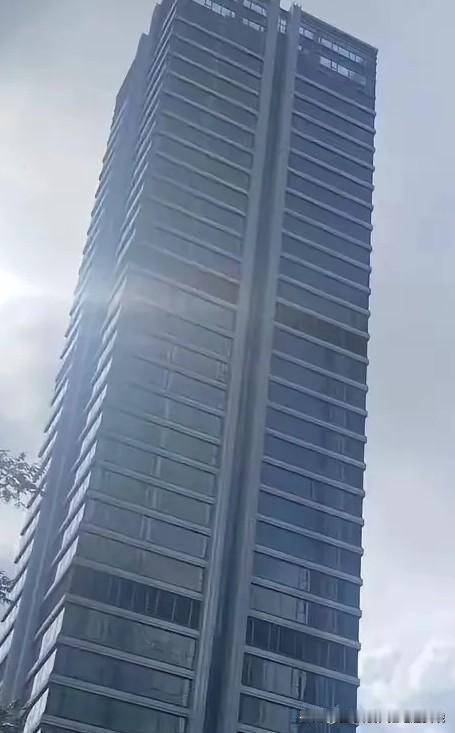 金山银山堆成山，不如活着看日出！
看一个新闻，说一个湖北富豪去世了。才47岁英年