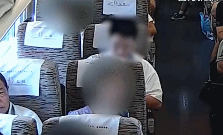 高铁上女子休息时遭邻座男子触碰，报警后男子被拘5日。

高铁上女子睡着后，突然感