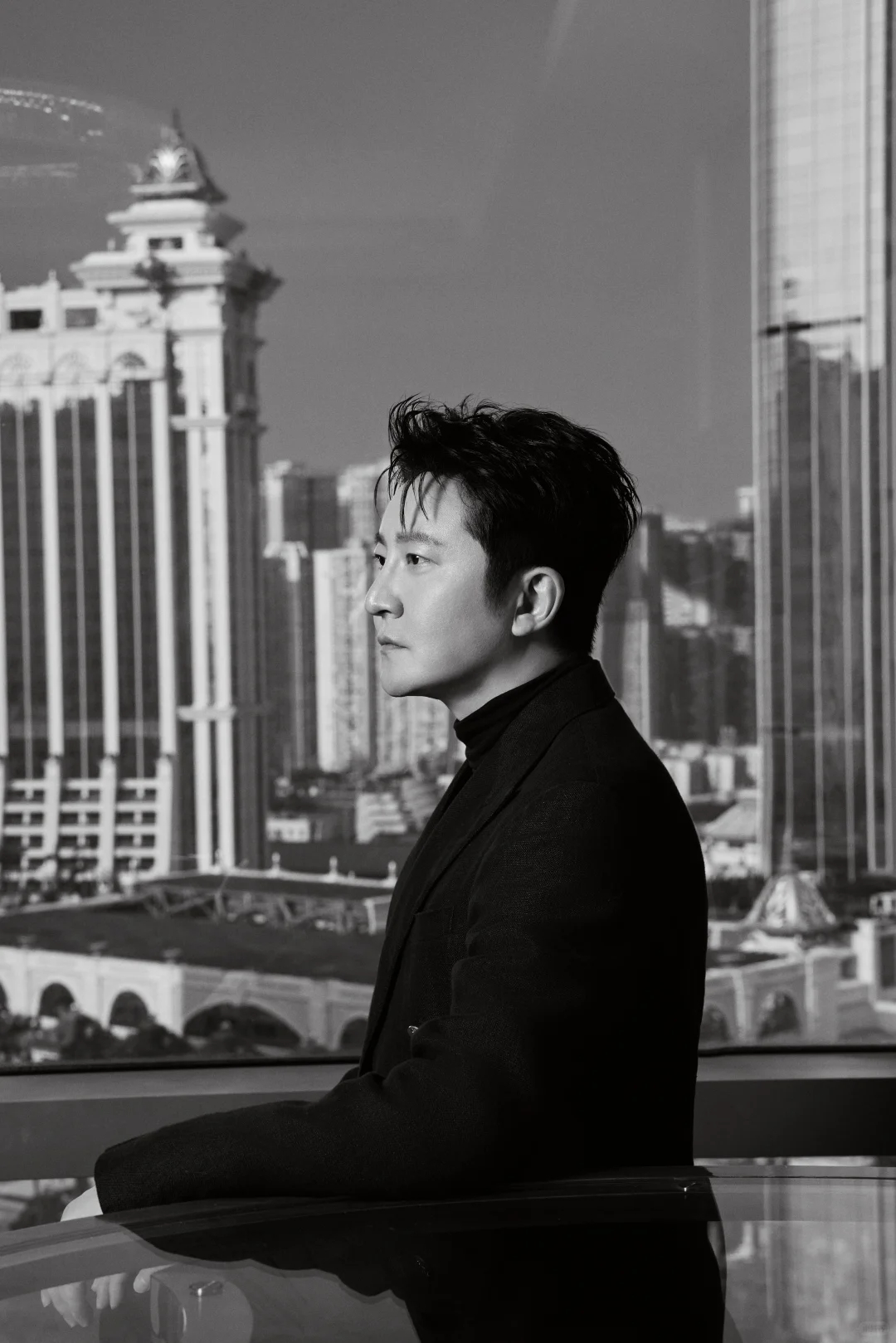 谁家男主怼着怼着就唱起来了郭京飞怼人怼着竟开唱，一句铁门铁窗铁锁链，直接把厂长唱