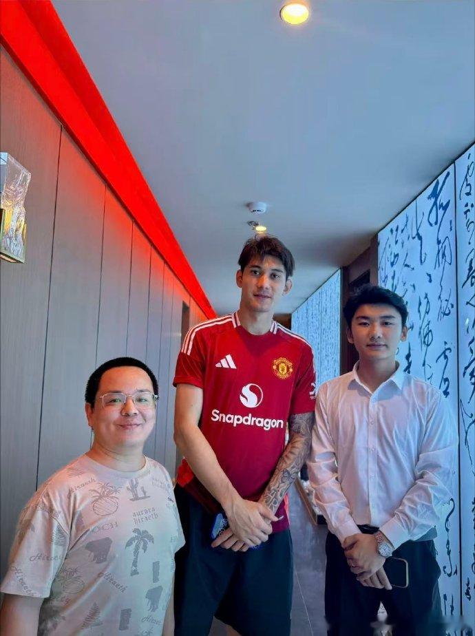 咦？自己人（双重）？怪不得长得那么帅曼联曼联足球俱乐部u23u23亚洲杯