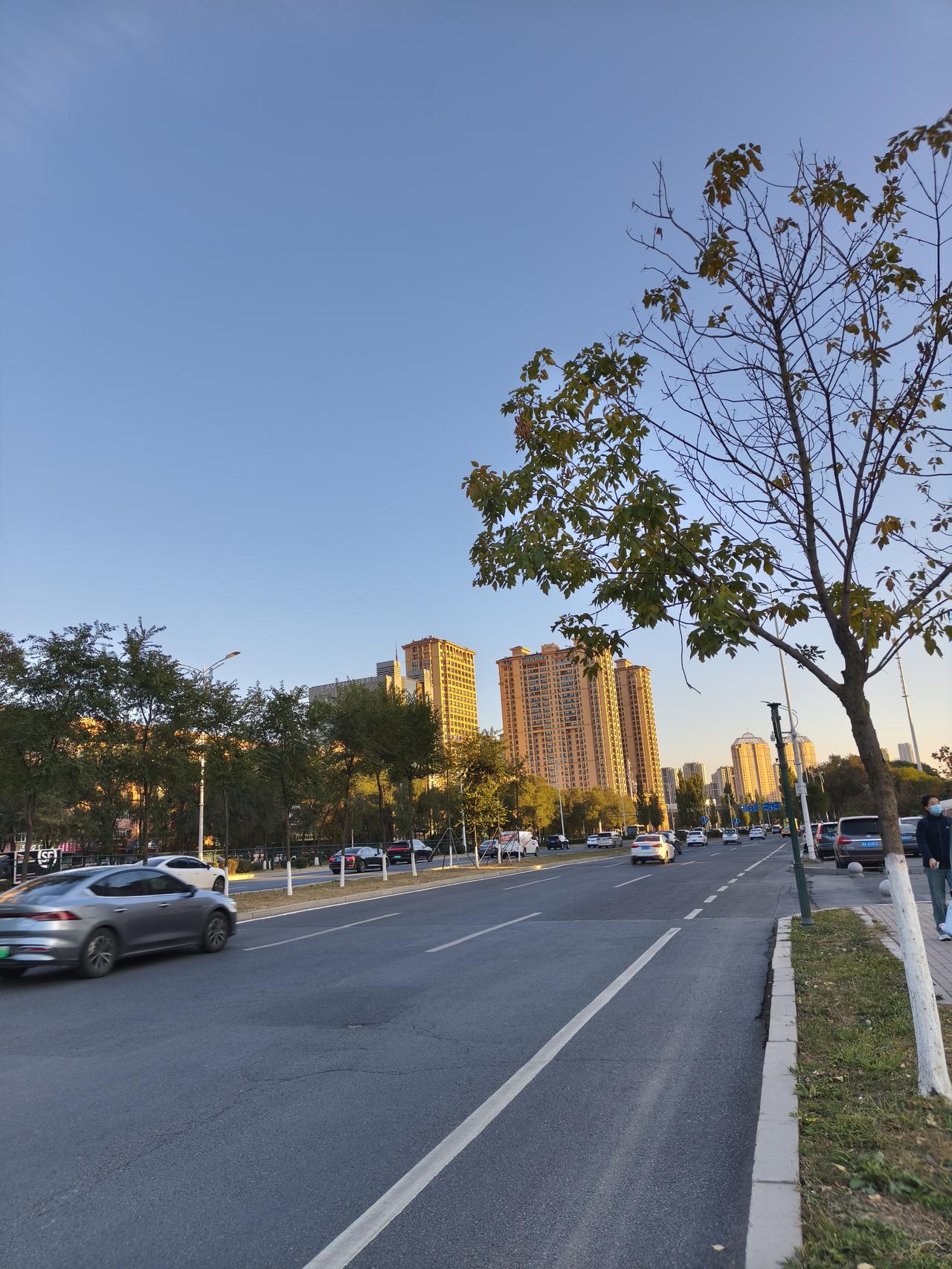 哈尔滨机场还是有缺陷的。
离市区太远了。没有开通地铁。
机场巴士走的剧特别颠簸。