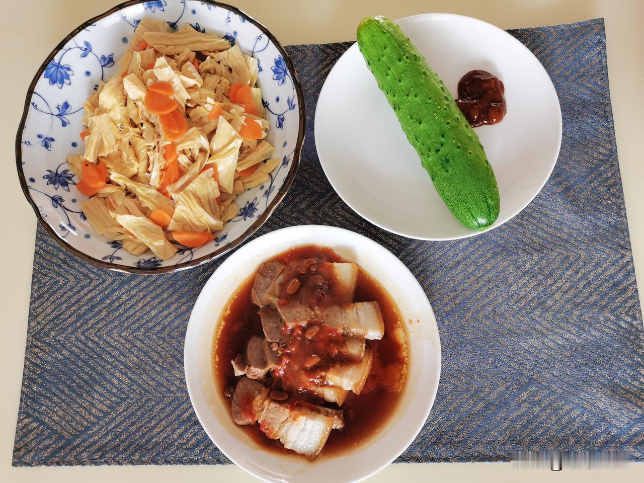 减肥哪有那么容易，
每块肉都有它的脾气，
我一吃饭，它们就赖着不走。