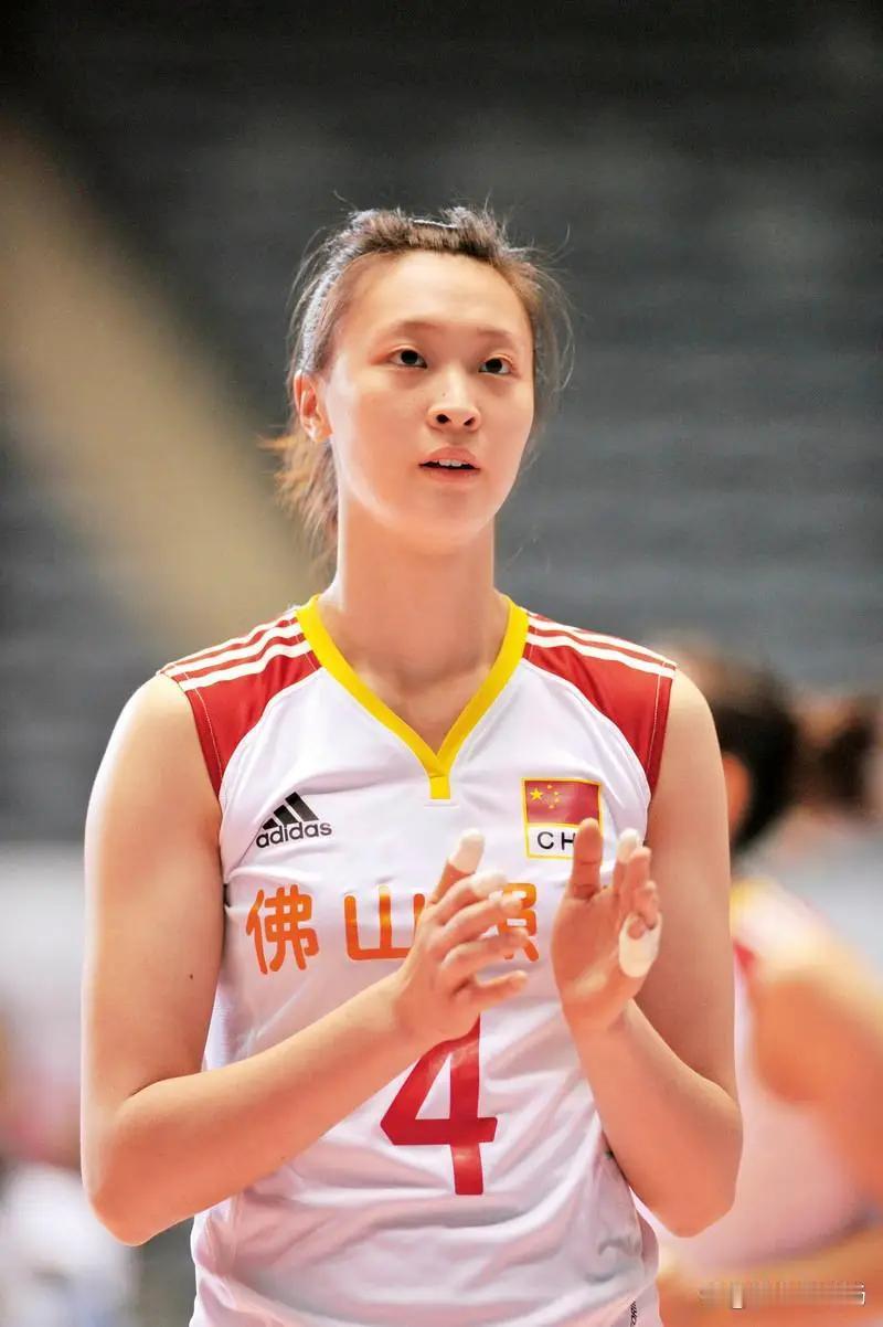这个问话尴尬了！
亚运会女排夺冠赛后，作为解说员的惠若琪与女排姑娘互动时，场内出