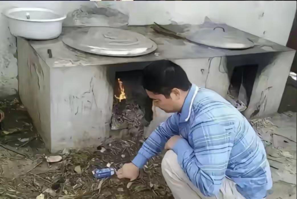 发迹后的刘强东，回宿迁乡下，还会帮外婆烧土灶做饭！加油！大强子！[赞] 