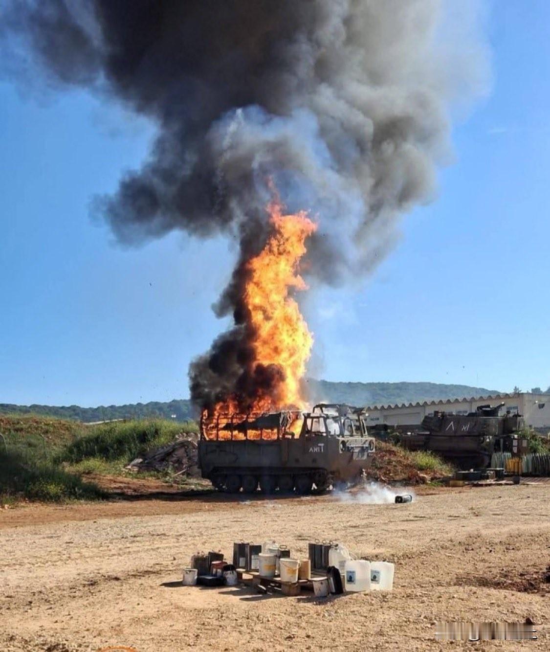 以色列今天损失有点大，除了被真主党无人机炸毁的弹药库外，这辆装甲车也被打爆了
真