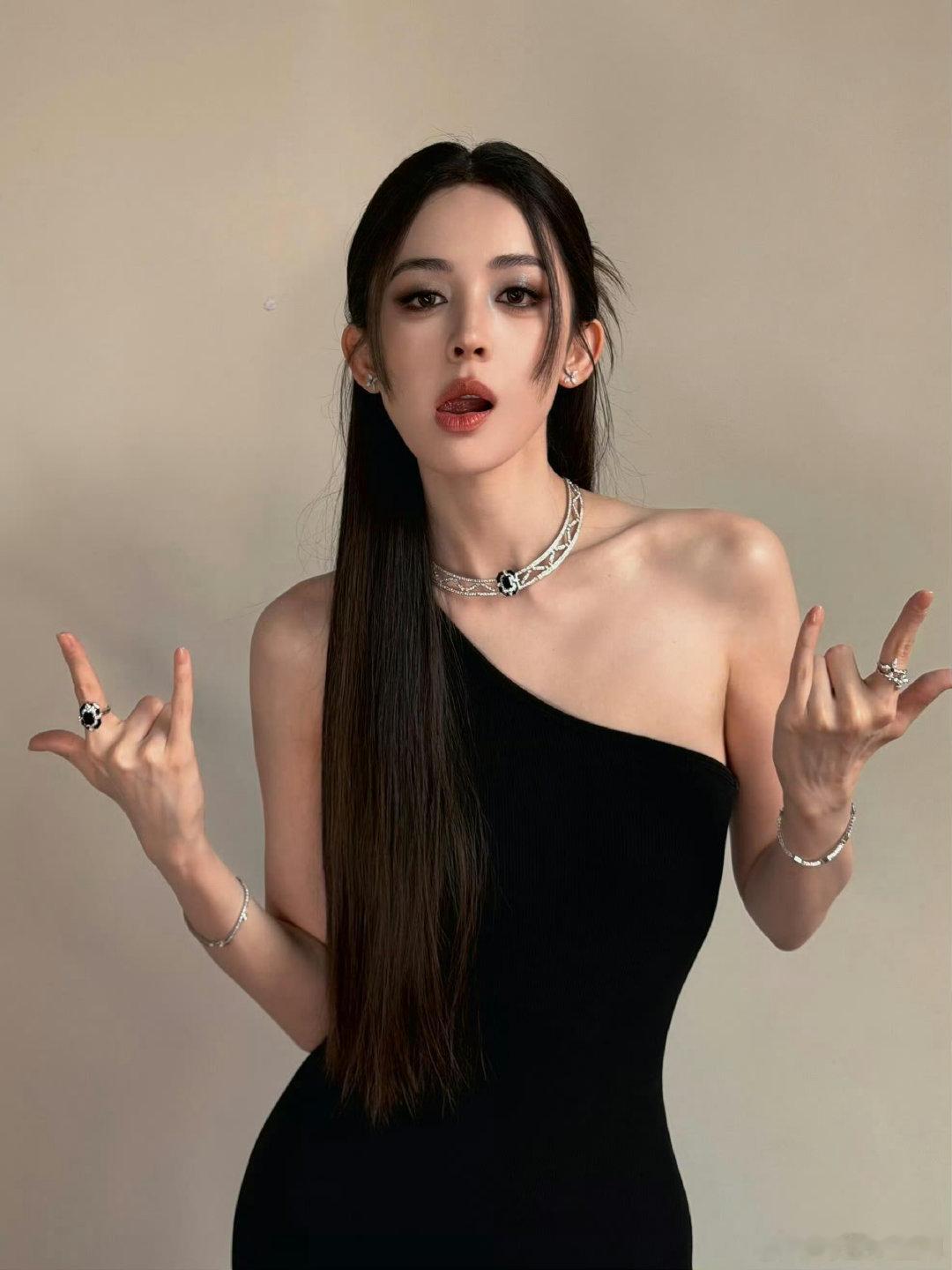 娜扎15年前的北影最美考生我们的宿舍北影艺考流传多年的经典神图，娜扎得天独厚的容