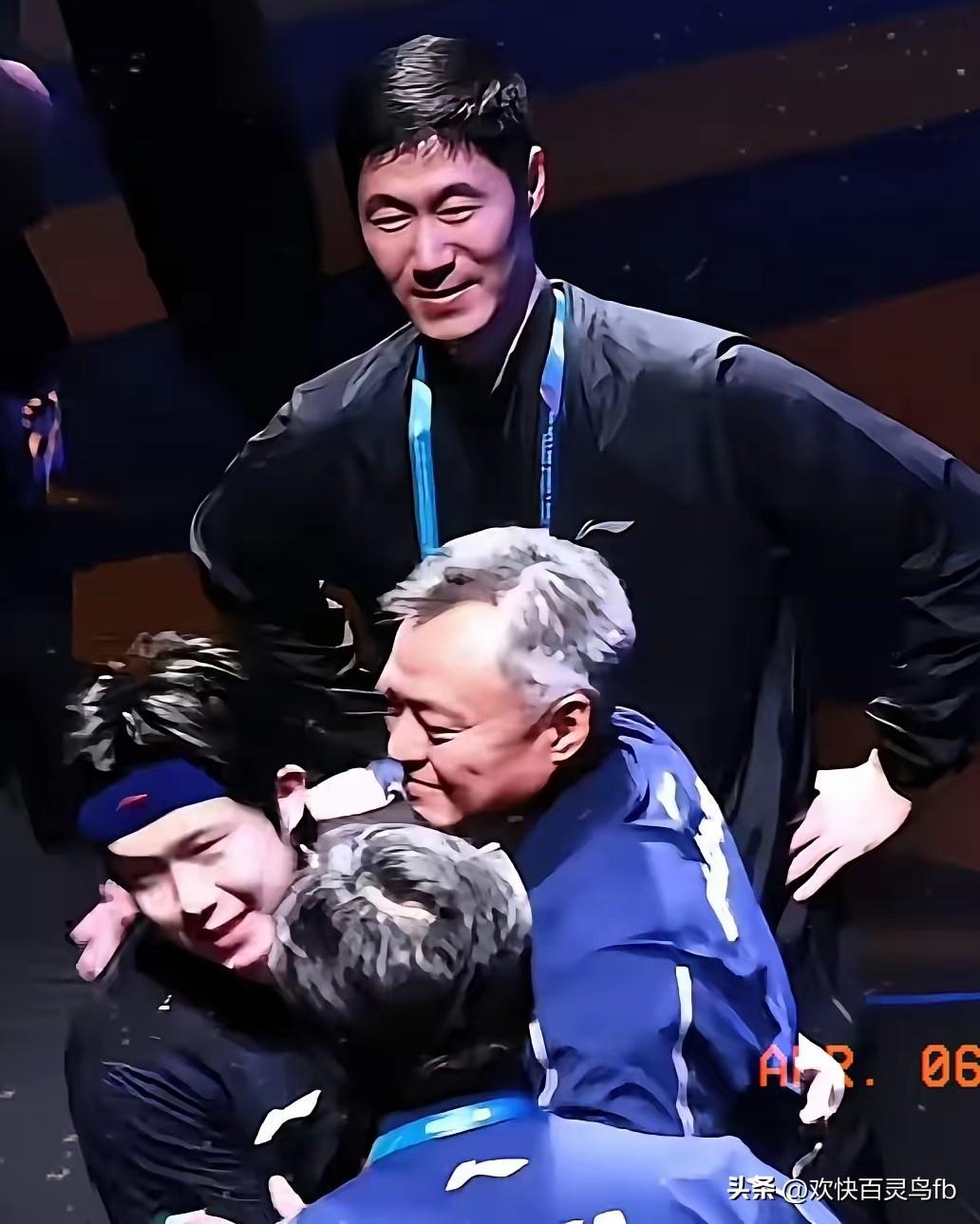 看着教练们拥抱王楚钦
王励勤彻底“沦陷”了！
那标志性的小眼睛闪着泪花
内疚、激