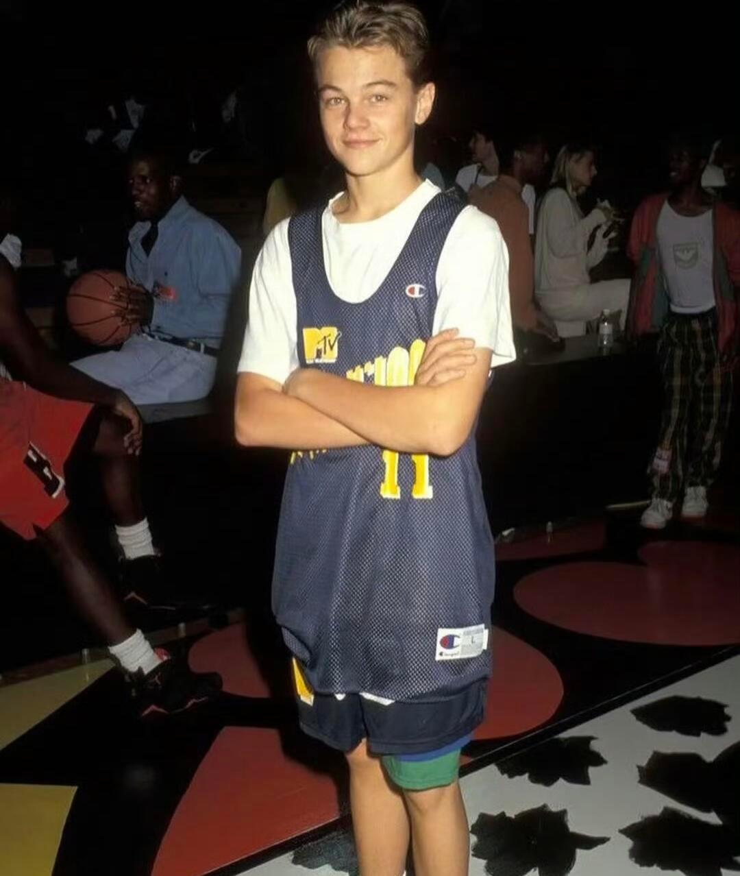 1992年18岁的莱昂纳多在UCLA参加一场篮球慈善活动 ​​​