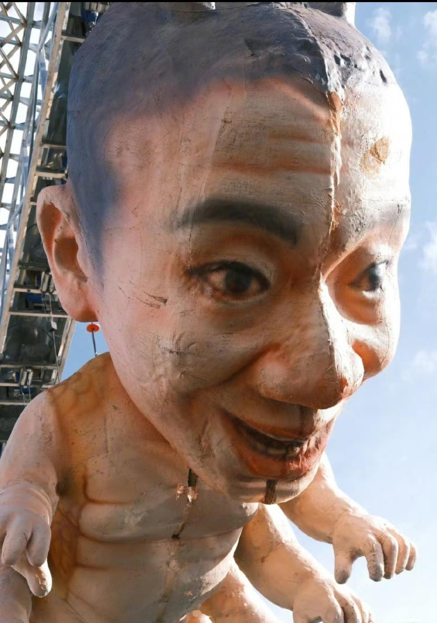 人体蜈蚣雕塑引景区致歉笑拉了！我带孩能猜出来，他们本意是想做个爱丽丝的童话故事，