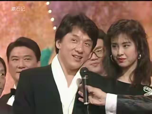 当年成龙大哥魅力无限，看看旁边的王祖贤那崇拜的眼神，完全像是沦陷了一般。成龙国际