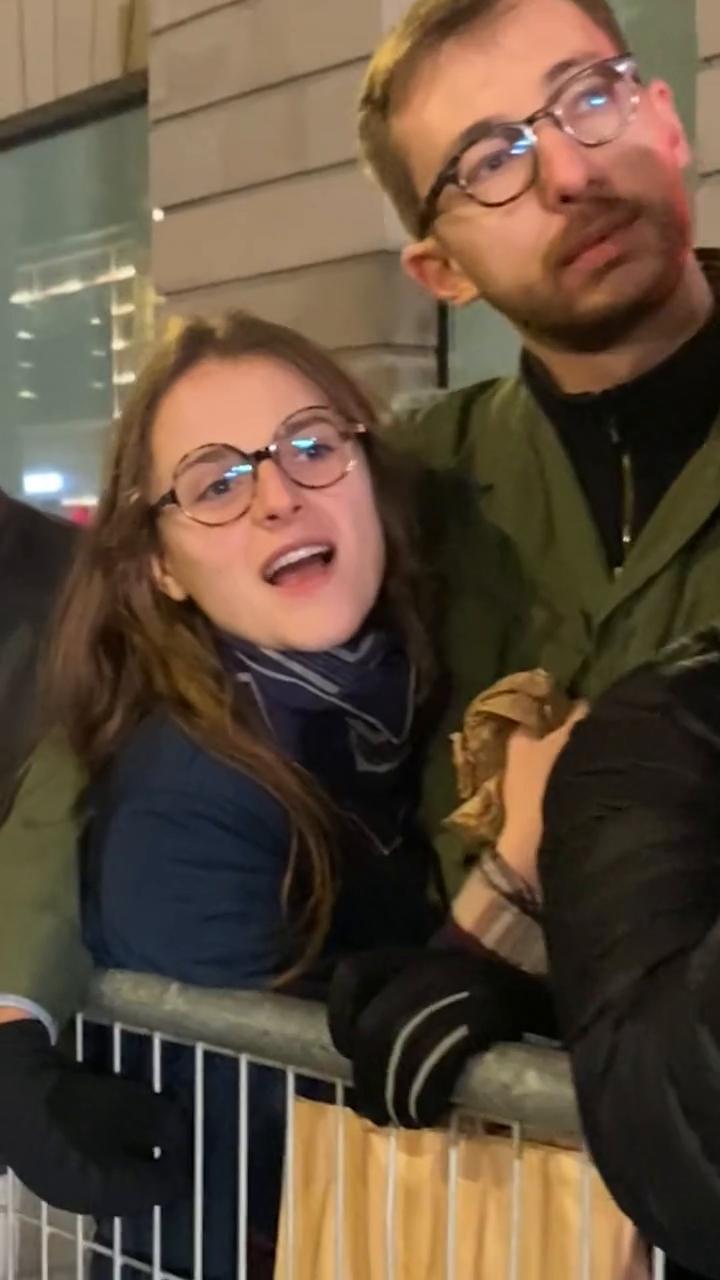 A ballet dancer。
Look at what she will d