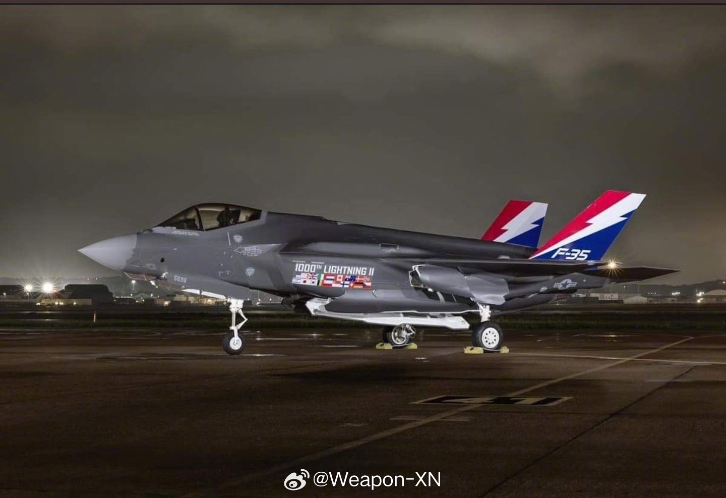 #兵器影像[超话]# 第1000架F-35战斗机机身涂了所有用户国的国旗 ​​​