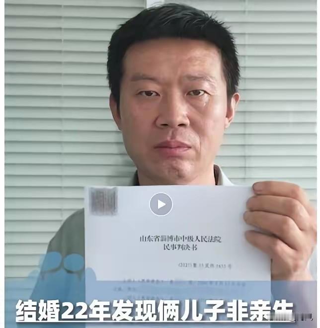 5月27日，山东淄博，姜洪涛等来了真相。
5月27日，46岁的姜洪涛站在法院的被