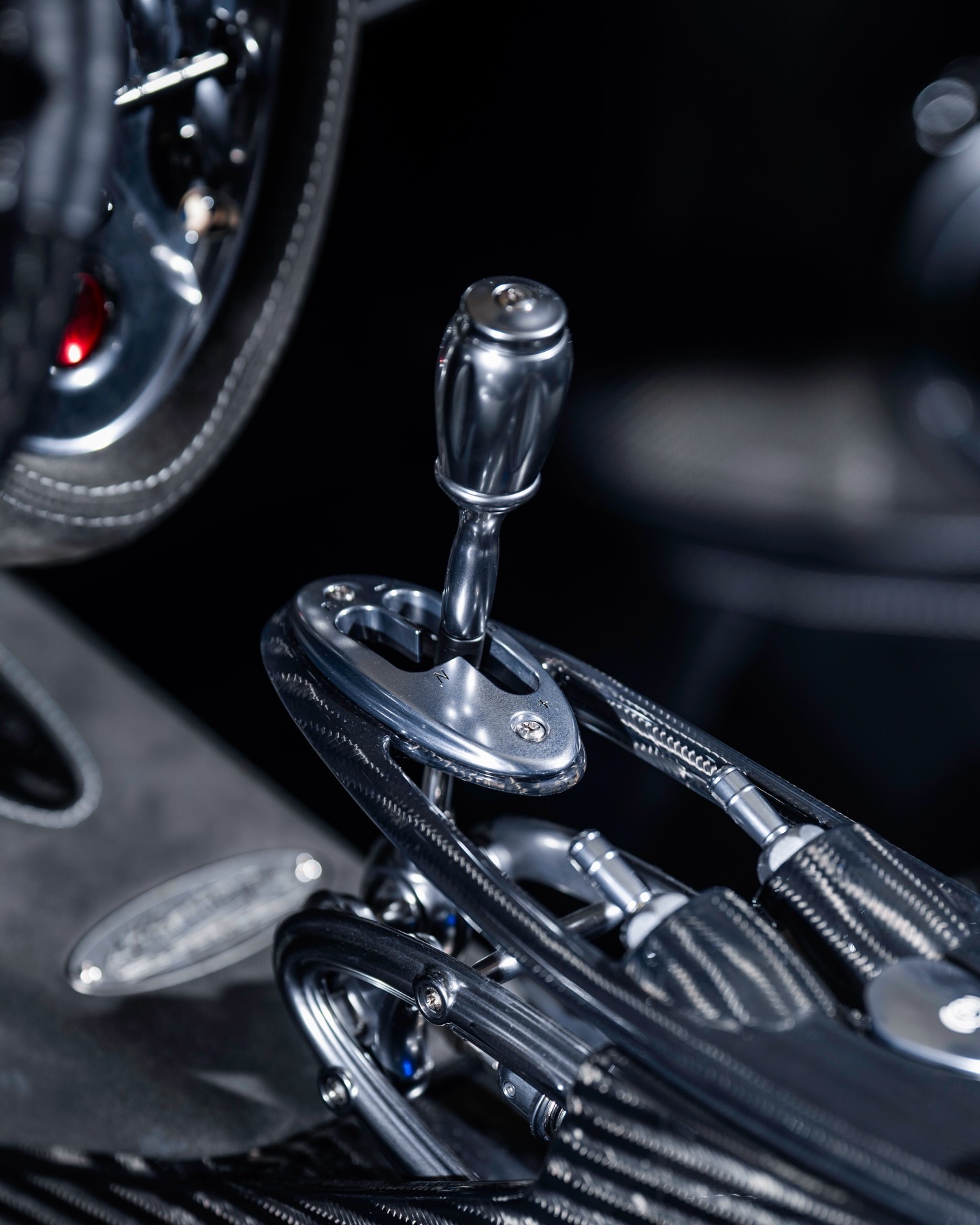 这款银色Huayra Roadster，底盘号码为23，仅此100辆中的之一。采