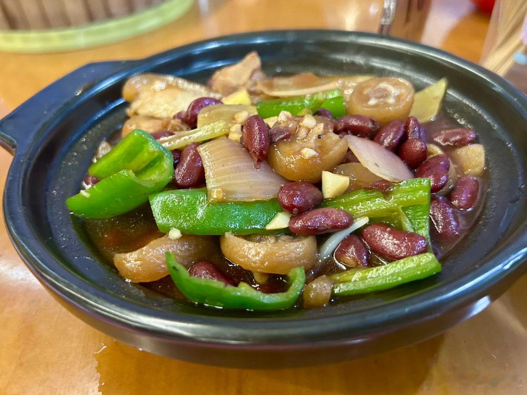 今日一家人去西江邊的嘉福餐廳「歎河鮮」，滿意而歸！必須點讚那條兩斤半的大鯪魚，用