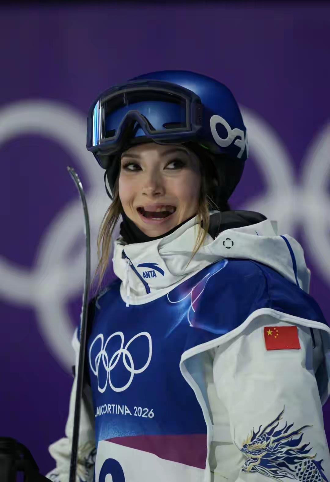 绝境翻盘！谷爱凌失误后强势逆袭 170.75分稳居第二晋级米兰冬奥决赛谷爱凌大跳