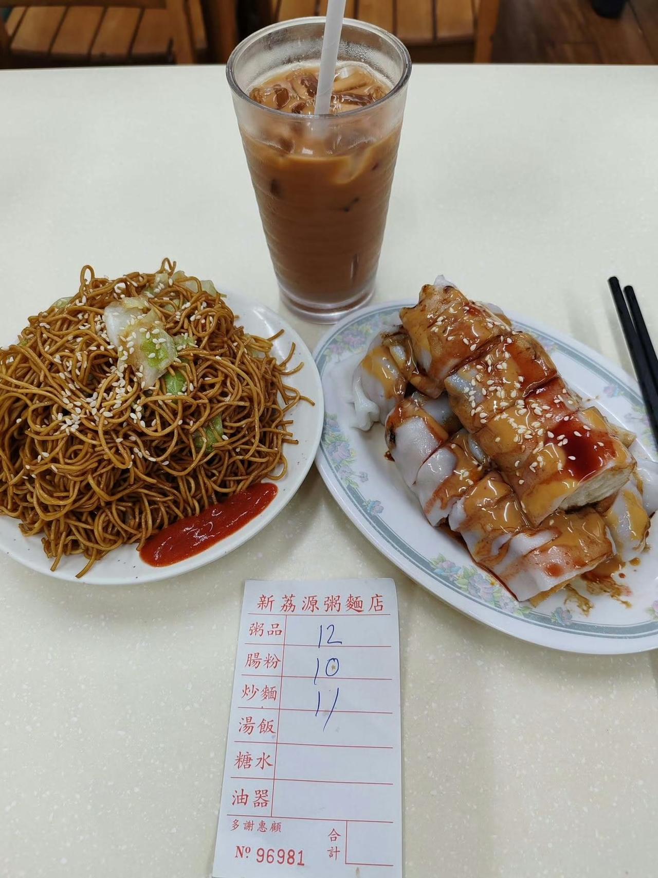 一内地游客分享香港大排档 33 块的早餐，看起来性价比不错，一杯冻的奶茶，一份炒