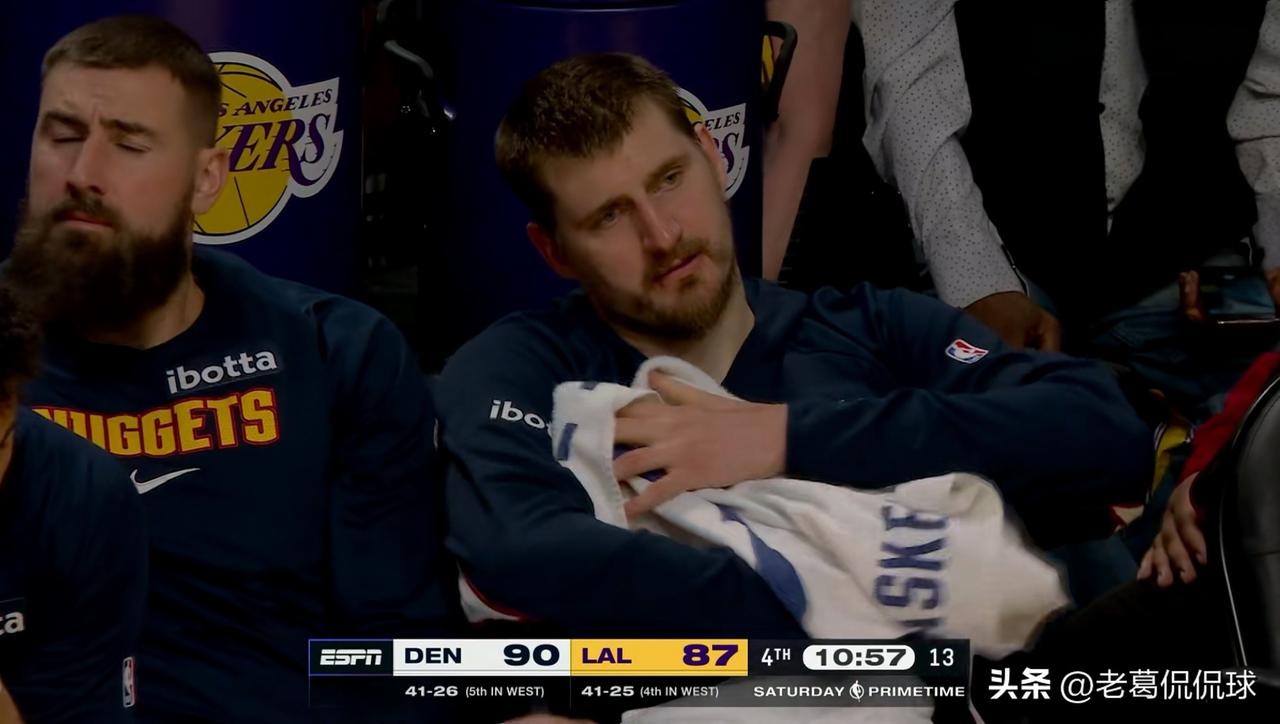 掘金巨星约基奇真是恨死队友穆雷了！在今天掘金客场以125：127加时惜败于湖人的