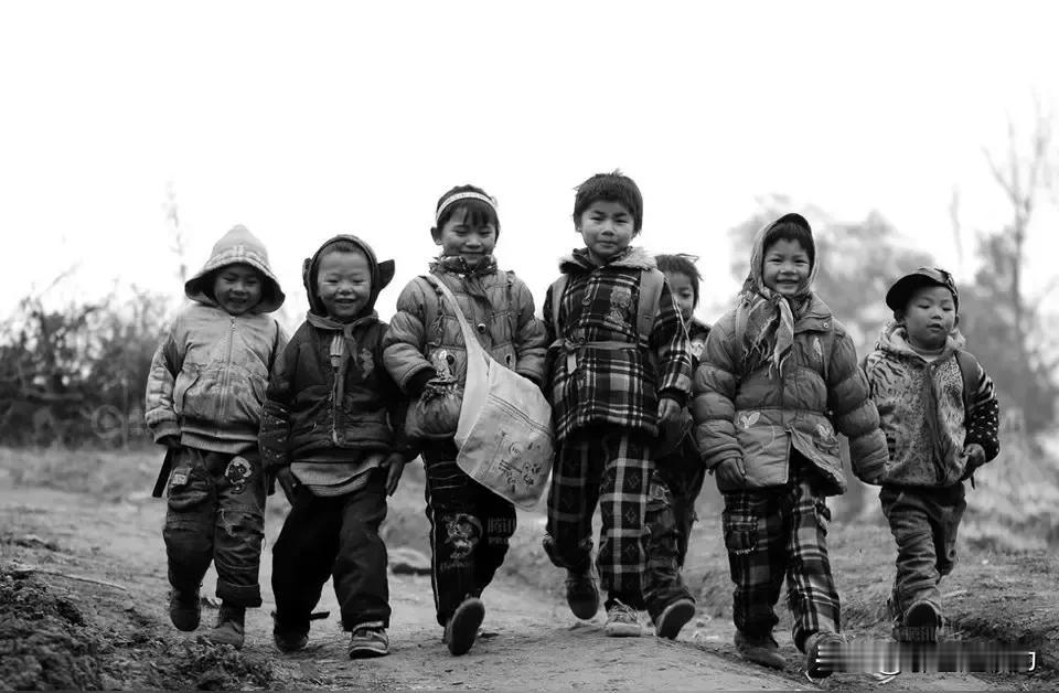 过去孩子是根草
上学全凭自己跑
烧个红芋叫烧烤
粗茶淡饭能吃饱
现在孩子是块宝