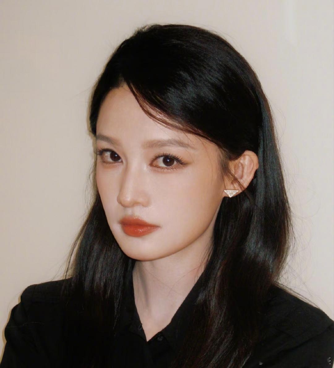 李沁这几张图美到了我的心巴，还在电视上蹲到了姐姐在春晚的古装扮相，好美好🈶古韵