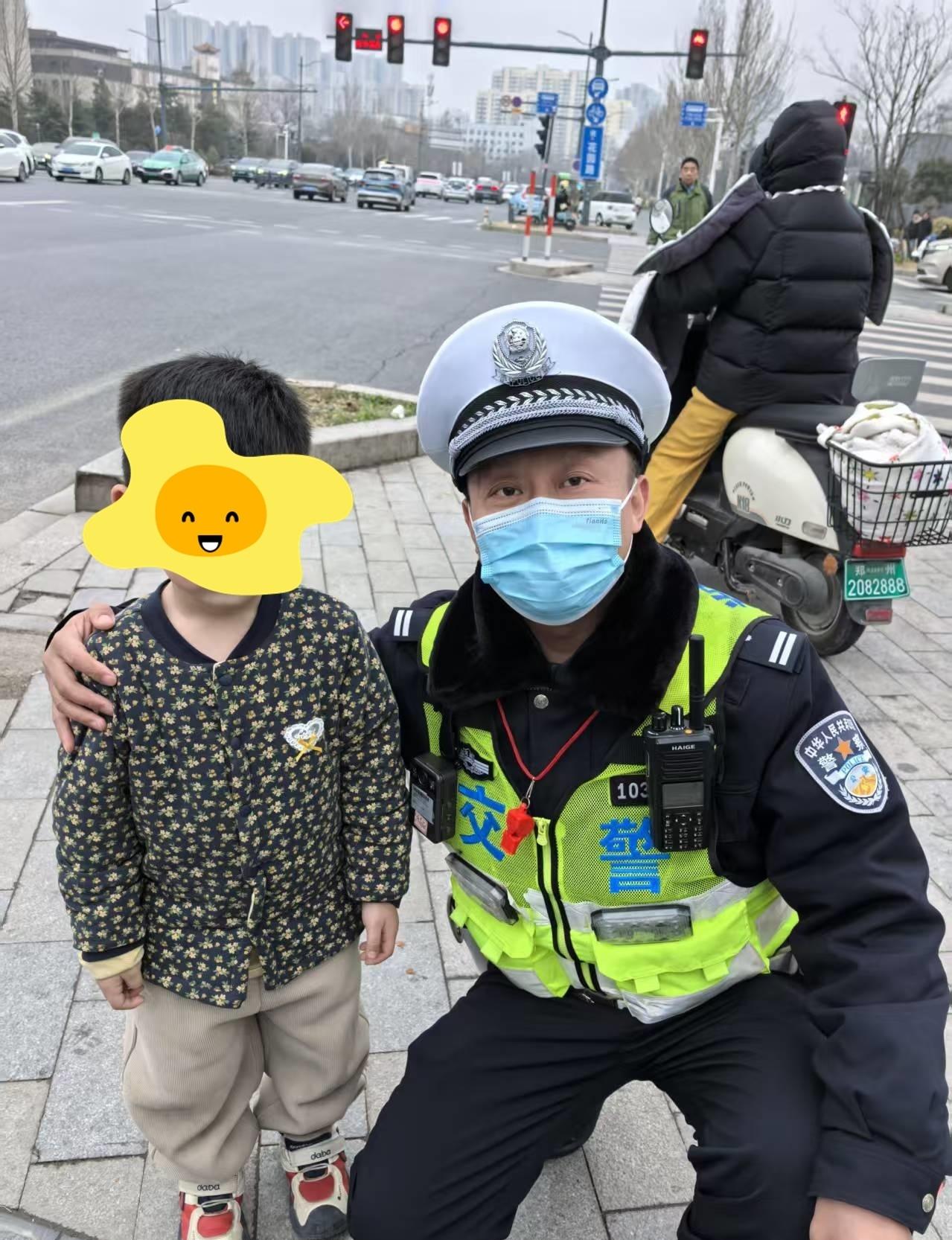 家长带孩子外出时，一定要全程看护好，不让孩子脱离视线，避免孩子独自进入车道、路口