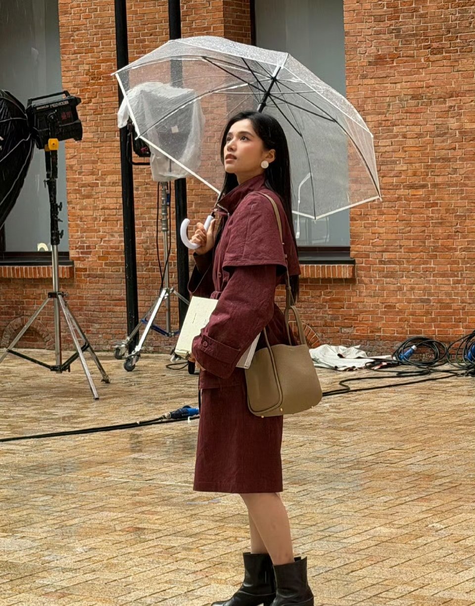 张婧仪是不是真的没有时尚表现力？再现穿搭反面教材。 