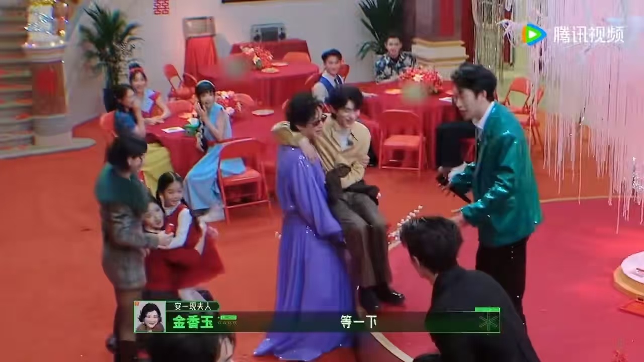 刘宇宁丁程鑫推理吧公主抱 专心搜寻现场物证的时候遭遇意外突袭，木偶现身瞬间丁程鑫
