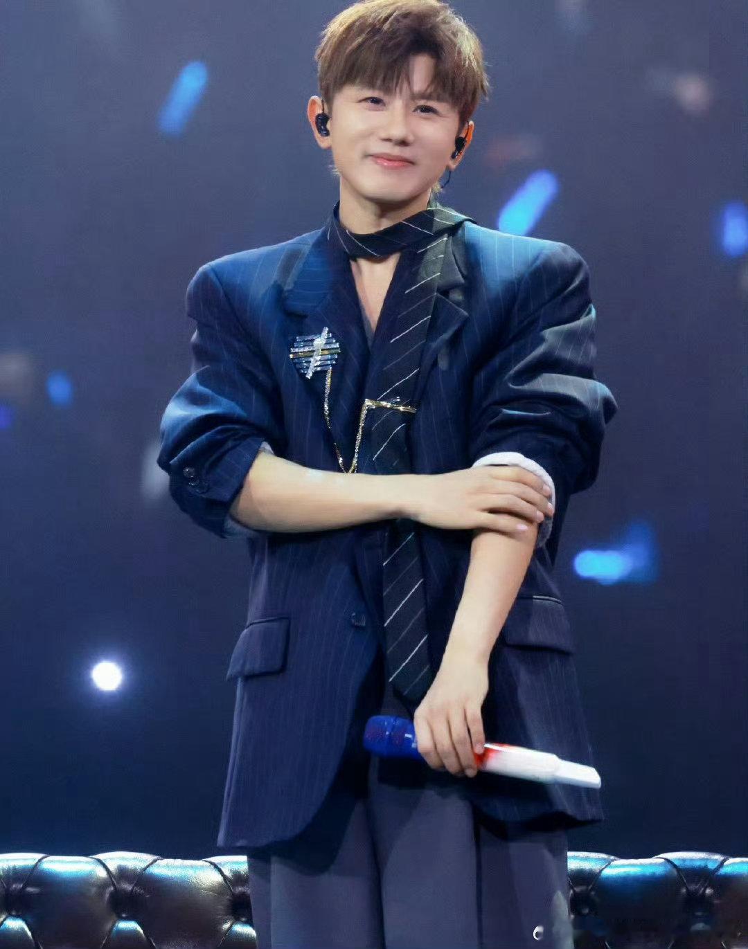 张杰鸟巢演唱会又连开12场张杰第6次举办鸟巢演唱会. 张杰第六次鸟巢开唱连开12