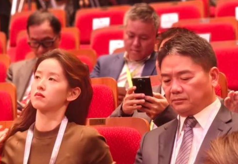 看见刘强东被奶茶冷落，也是挺可怜的。
东子其实除了好色没其他毛病。
当初和奶茶也