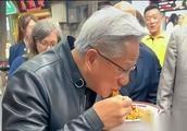 好家伙！黄仁勋这件皮衣也太耐热了吧？
北京都31℃了，我穿短袖还冒汗呢。他倒好，