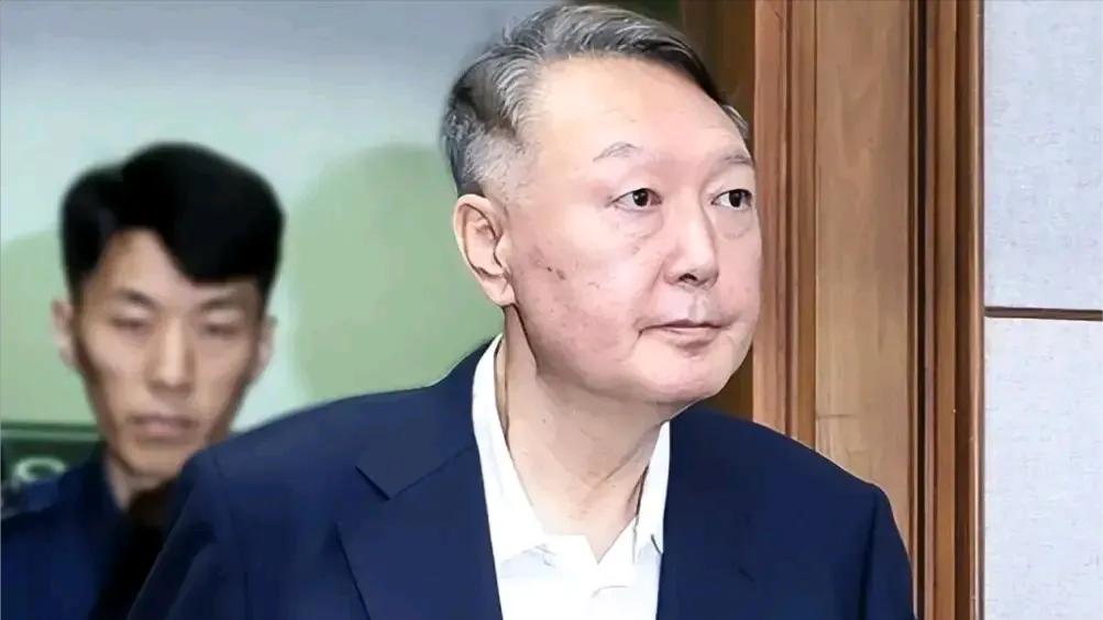 韩国前总统尹锡悦又在监狱里不安分了，负责看管的狱警爆料，尹锡悦饭量很大，经常的大