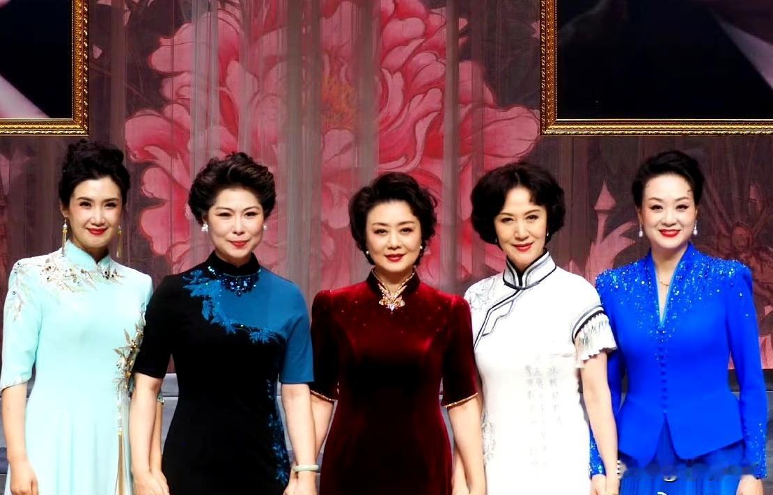 五位京剧舞台姐妹手拉手同框合影，亲密无间，太温馨了。
她们个个端庄秀丽，古朴典雅