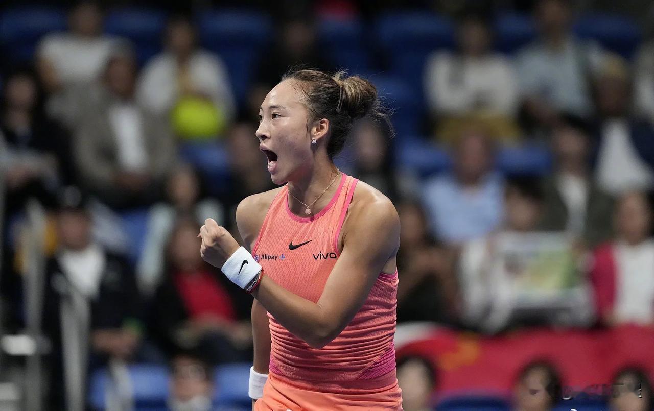 刚刚，WTA500东京站决赛，郑钦文以7-6(5) 、6-3击败肯宁，夺得冠军。