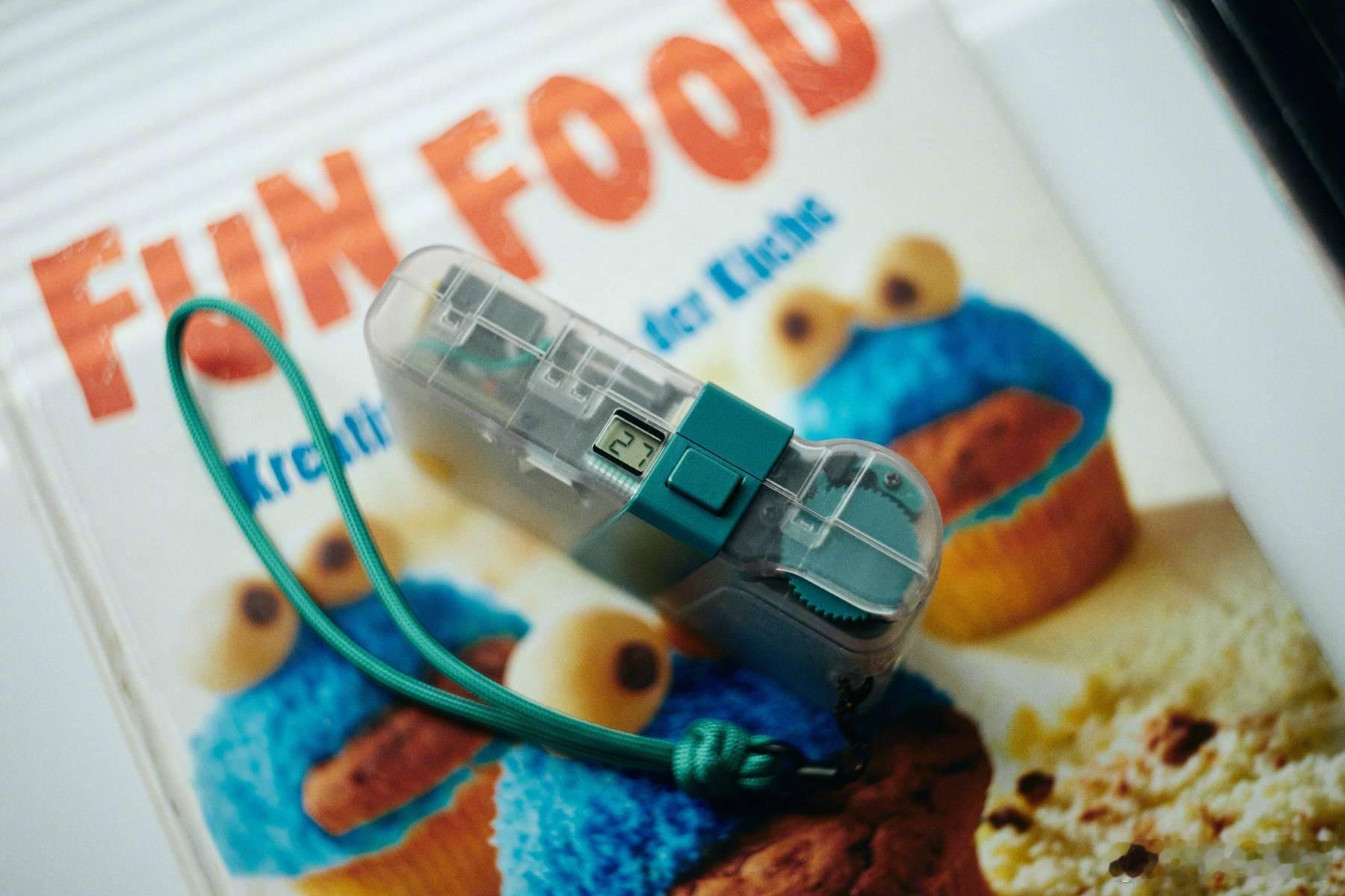 尾巴生活最近特别火的一台小玩具，数码版本的一次性相机，没有屏幕，只能拍 27 张