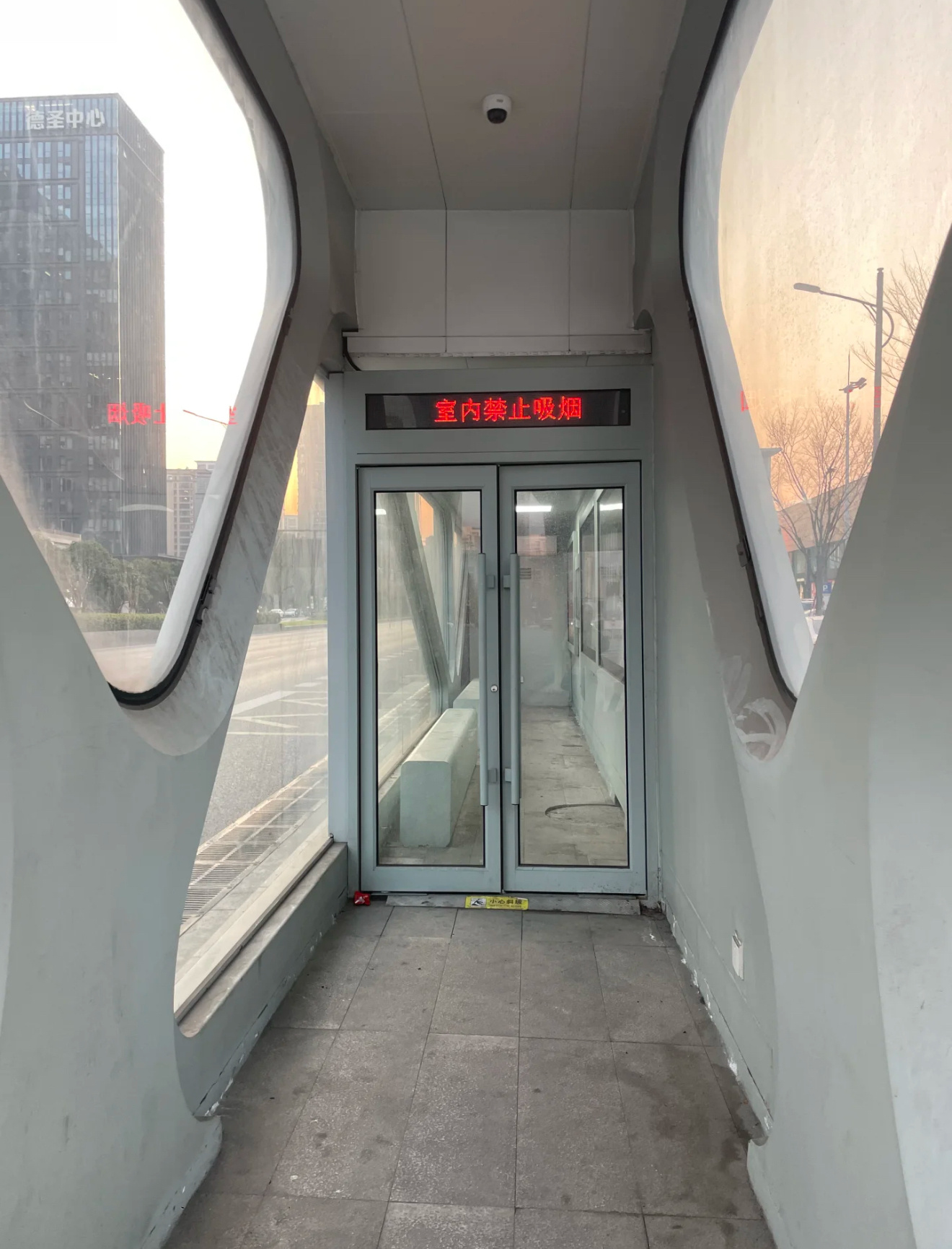 杭州街头出现室内公交站，有空调，有插座，且禁烟，冬暖夏凉。 ​​​