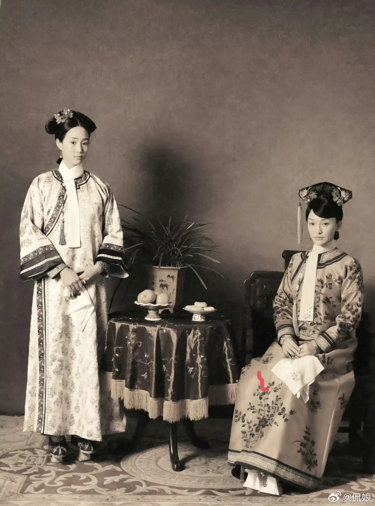 《如懿传》这是大如和她的女仆吗？拍宣传照的时候，老是这种类型的照片，大如坐着，海