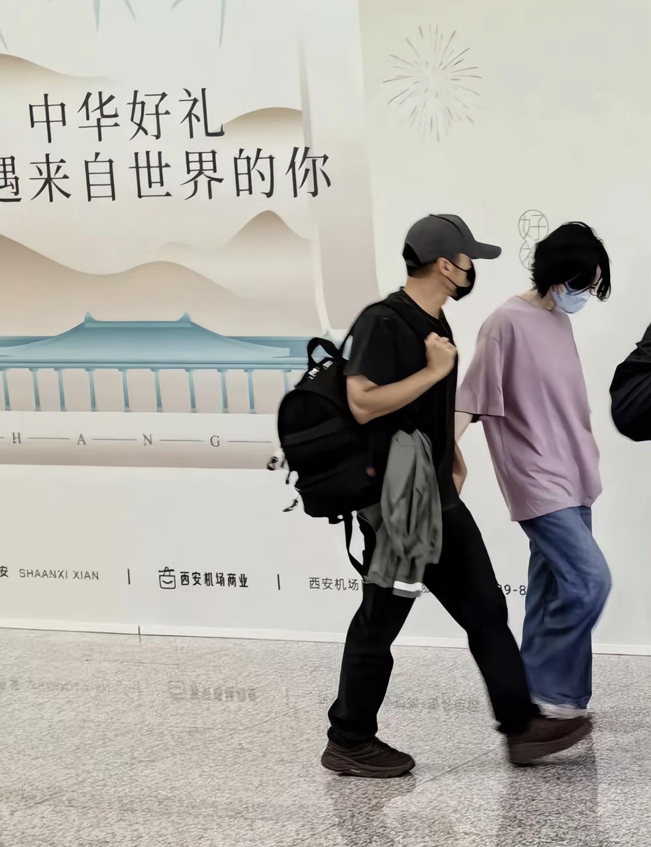 谢霆锋王菲现身西安机场，一起回家

他们两个人一把年纪了还这么甜，感情非常的稳定