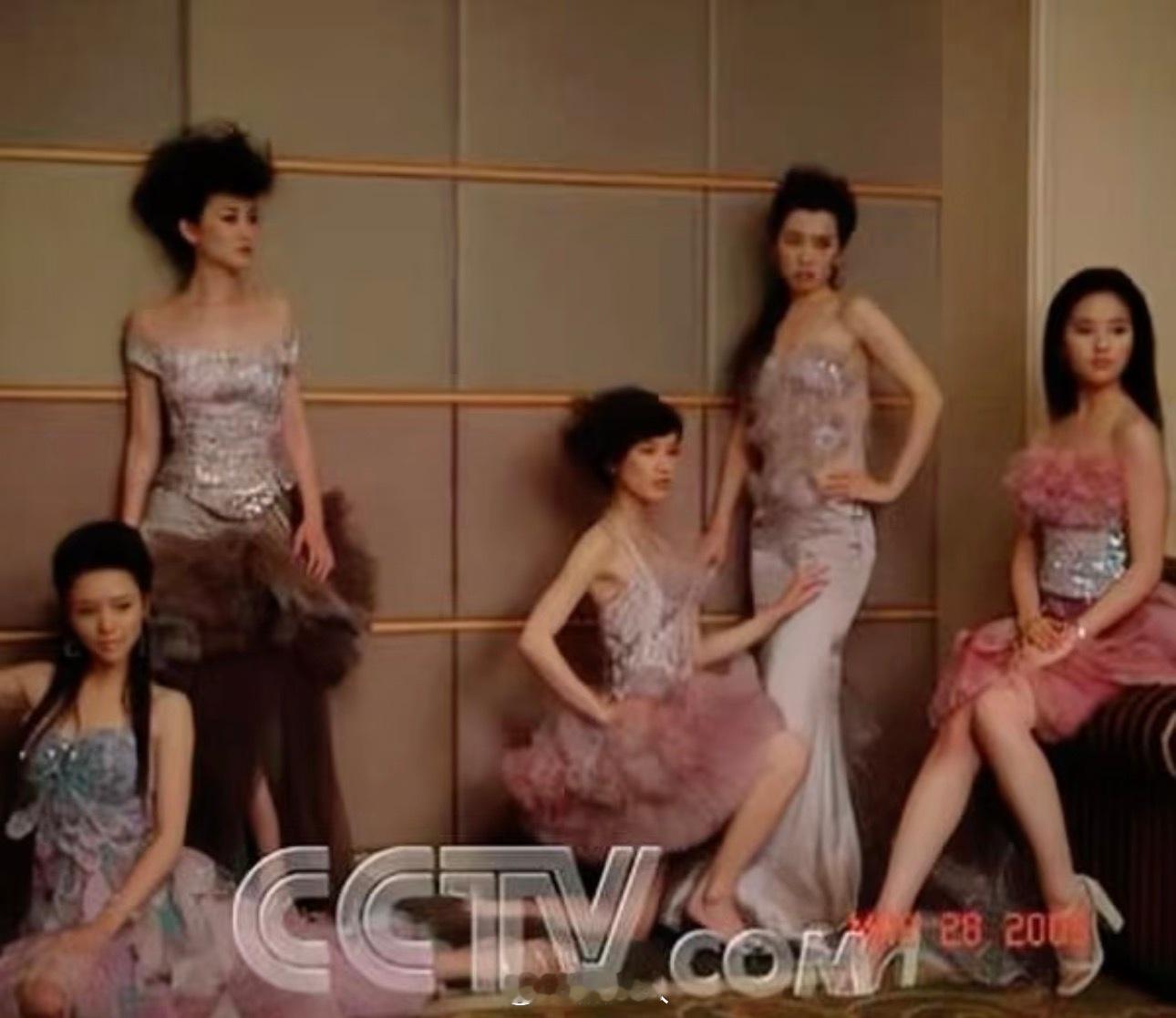 李小冉刘亦菲合照李小冉刘亦菲早期合照 居然刷到了李小冉和刘亦菲的早期合照一个冷白