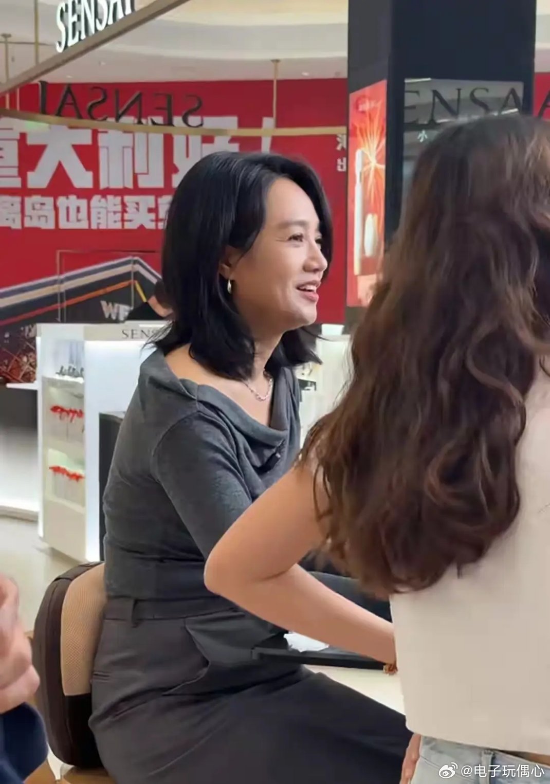 海南偶遇朱丹，本人不显年轻腰粗肚子大，被说除职业跟普通人一样 