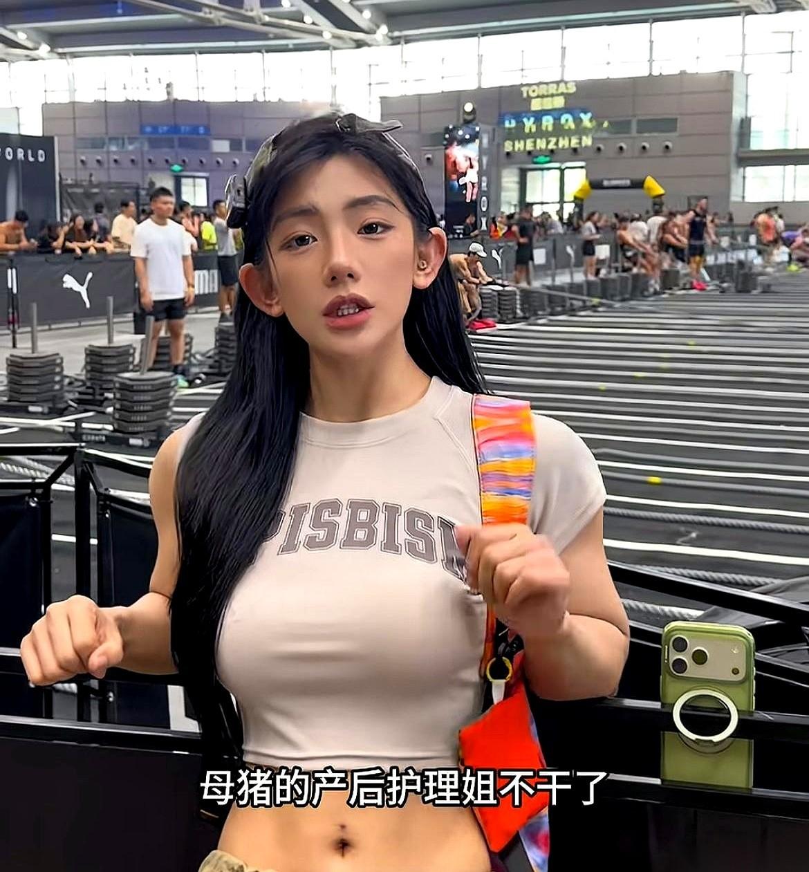 顶着“健身界刘亦菲”头衔的网红崽崽晒出了一组搬家照，画面正中心不是什么名牌包包，