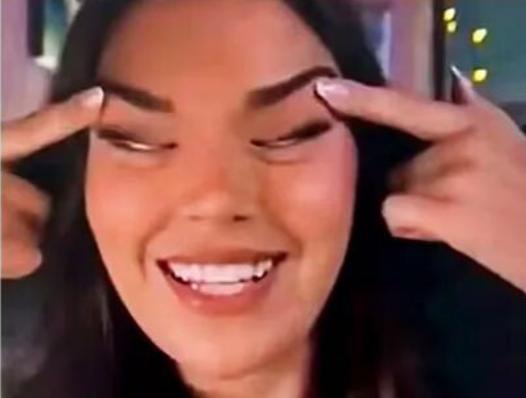 前“芬兰小姐”莎拉·扎夫斯因做出辱华动作而被取消头衔，然而众多芬兰政客却纷纷跟风