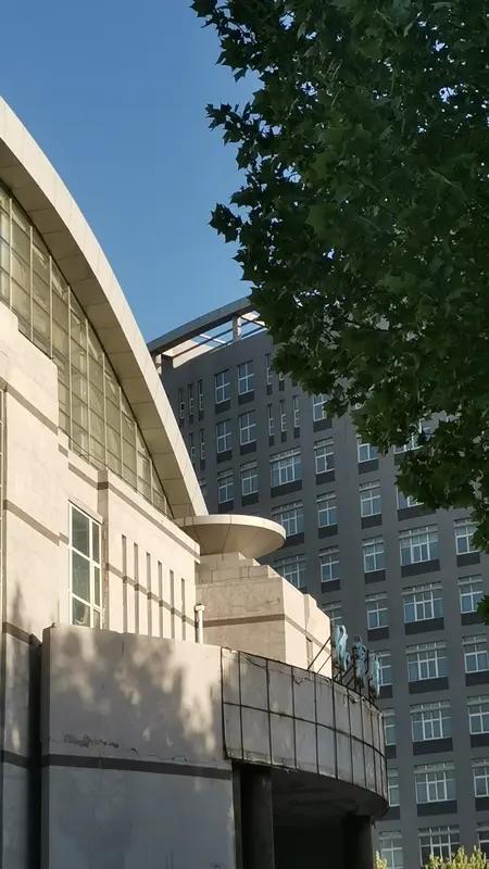 文科生，学经管类，财政学，也很好
能考上两财一贸就更好了

法学专业太卷
如果，